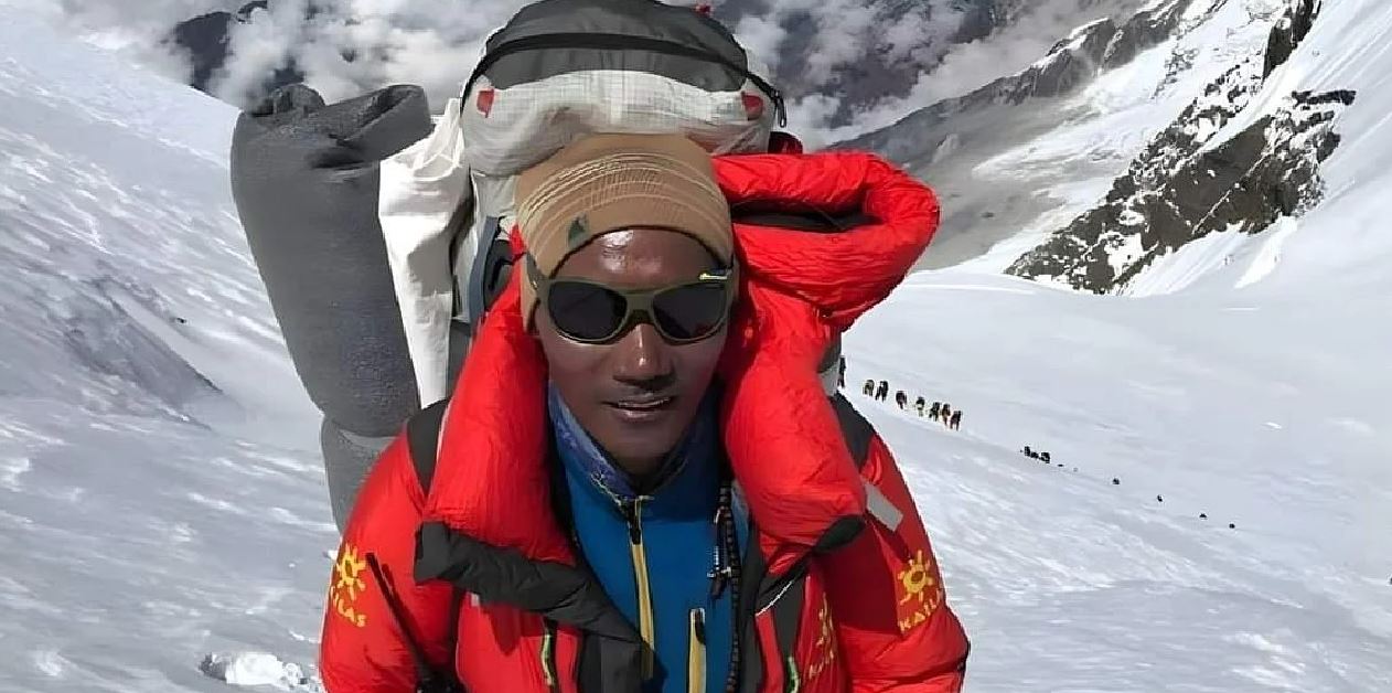 52-vjeçari nga Nepali ngjitet në majën e malit Everest për herë të 26