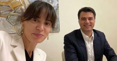 Basha pozon i buzëqeshur krah bashkëshortes, festojnë përvjetorin e martesës