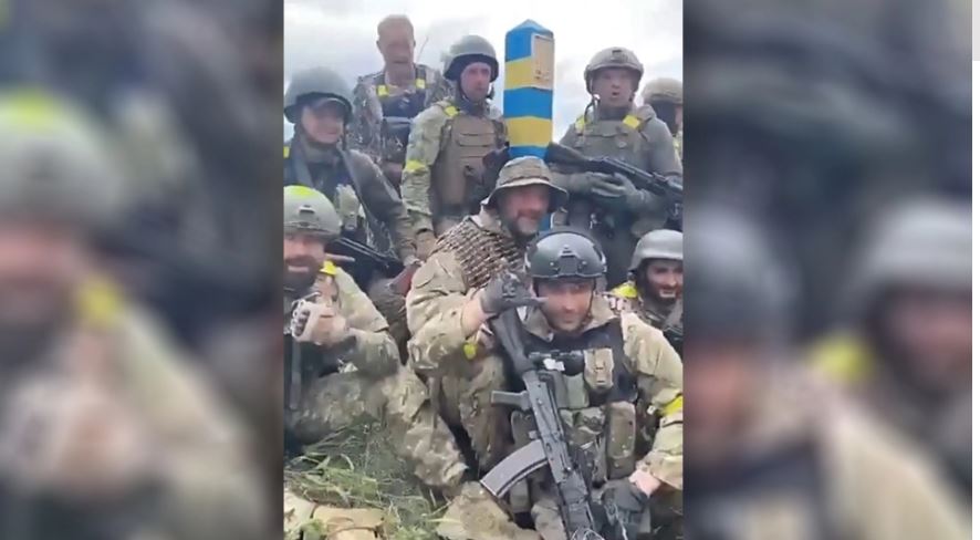 “President, ne jemi këtu”, Ukrainasit çlirojnë territorin deri në kufi me Rusinë, i dërgojnë video Zelenskyt