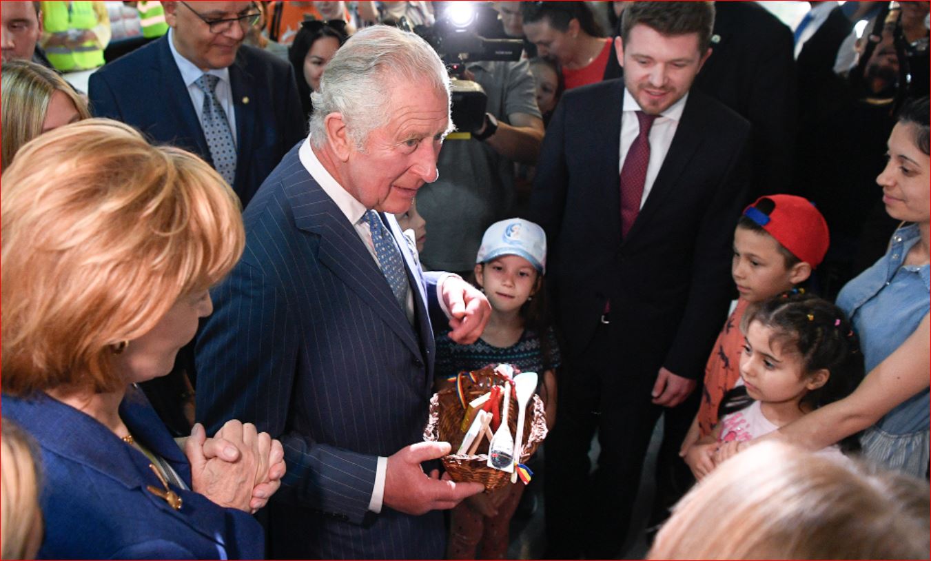 Princi Charles viziton qendrën e refugjatëve ukrainas në Rumani