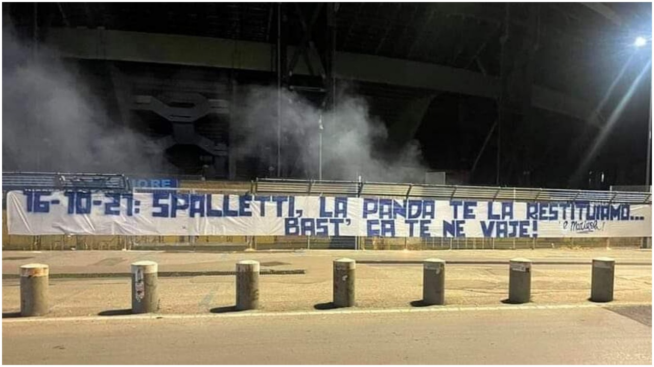 Tifozët e Napolit pankarta kundër Spallettit: Ne do t’ju japim makinën, por largohuni