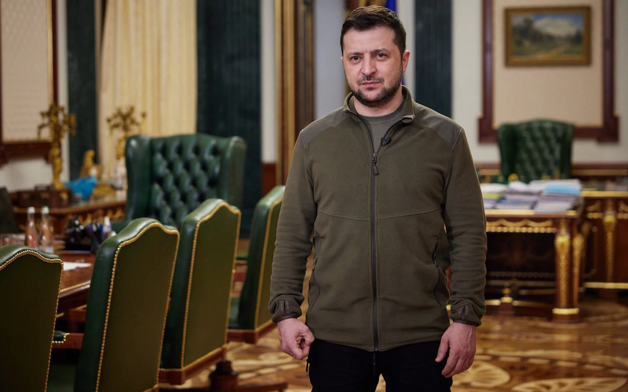 Bluza ushtarake e Zelensky-t shitet në ankand për 105 mijë euro