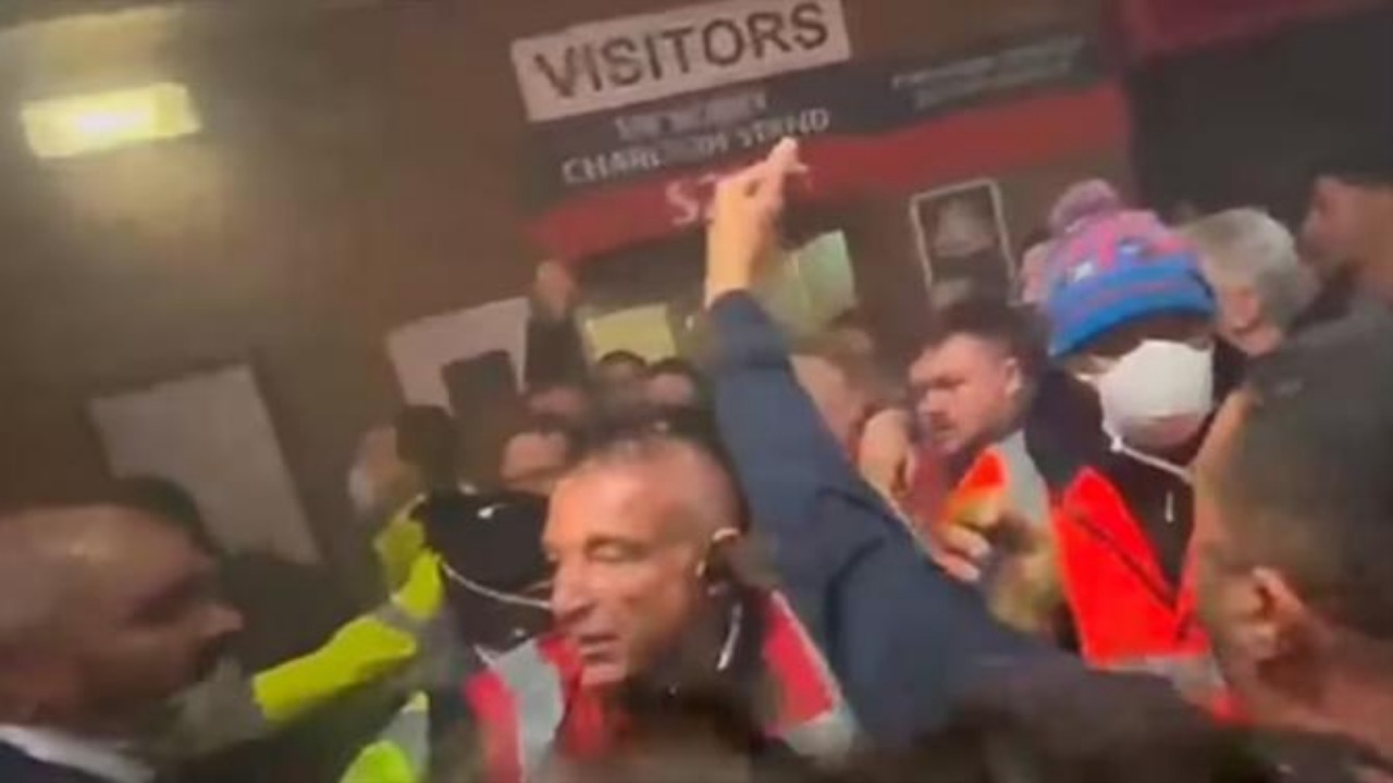 VIDEO/ Mbyllet me sherr, tifozët e Manchester United sulmuan të Brentfordit