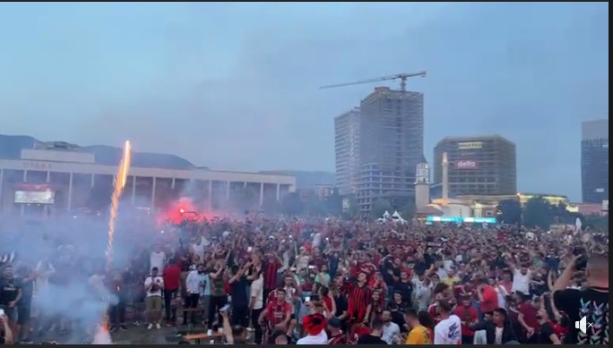 VIDEO/ Fitimi i titullit nga Milani, si e festuan mijëra tifozë trofeun në Tiranë