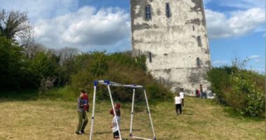 U largua nga lufta në Ukrainë, nëna e 2 fëmijëve gjen strehim në kështjellën e shekullit të 15-të