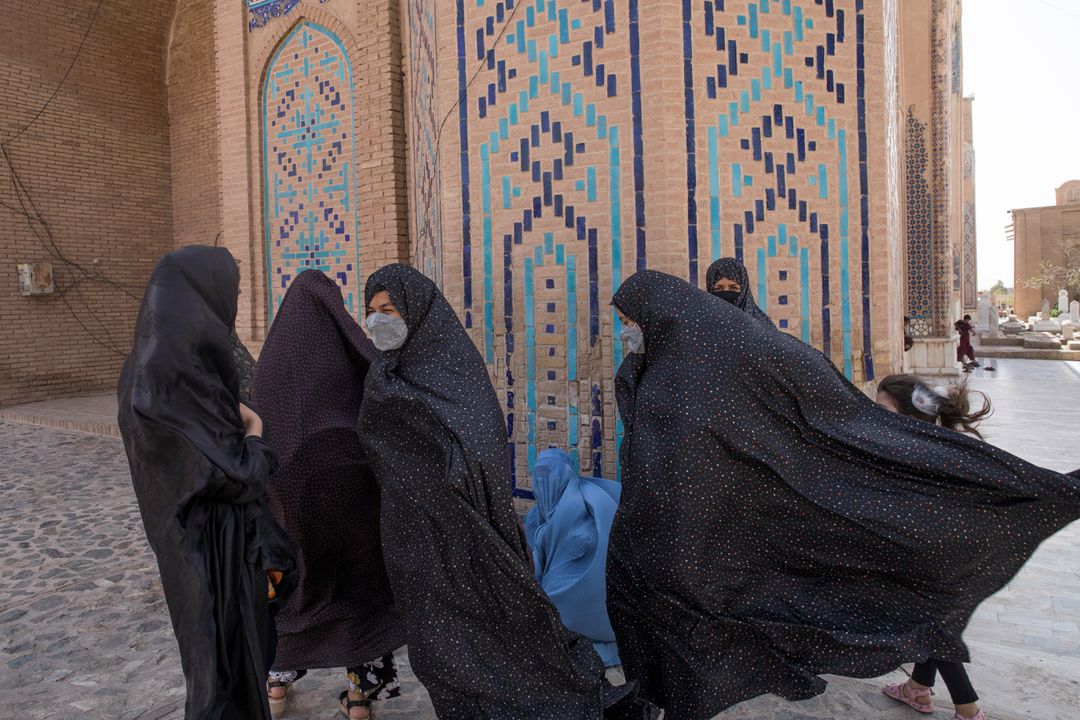 Talibanët e bëjnë të detyrueshme mbulesën për gratë