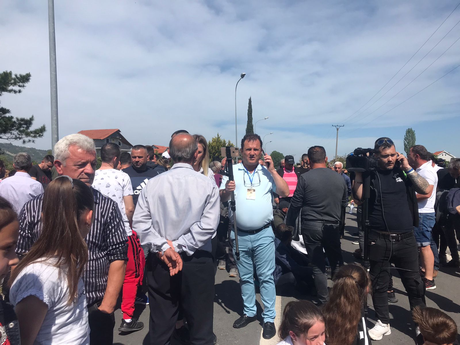 Banorët e Rinasit në ditën e katërt të protestës, u bashkohen dy deputetë të PD