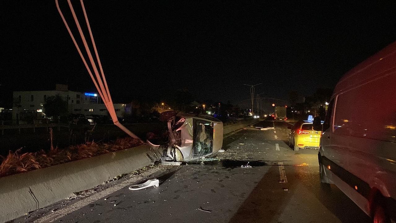 Makina del në anën tjetër të rrugës dhe bëhet copash në autostradën Tiranë-Durrës