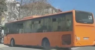 S’ndalen aksidentet, autobusi i Kombinatit përplaset me koshin e mbeturinave, i thyhen xhamat