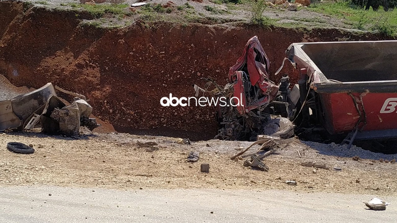 FOTO/ Kamioni i bërë copa, pamjet nga aksidenti tragjik në Vlorë: Shoferi vdiq, punëtori tjetër i mbuluar me inerte