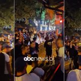 VIDEO/ Tifozët e Feyenoord këndojnë poshtë pallatit të Sali Berishës, banorët u hedhin ujë dhe sende të forta