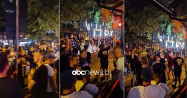 VIDEO/ Tifozët e Feyenoord këndojnë poshtë pallatit të Sali Berishës, banorët u hedhin ujë dhe sende të forta