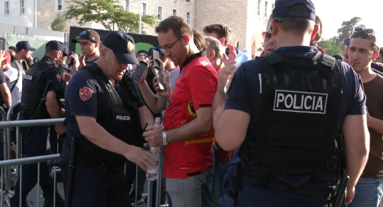 Hyrja në stadium, policia kontrollon çdo tifoz