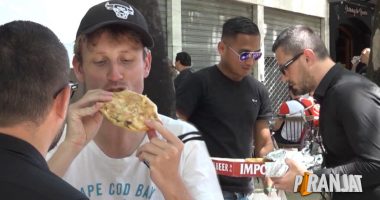 “Piranja” në mes të tifozëve, u shet byrekun 10 euro, ndiqni reagimet e tyre epike