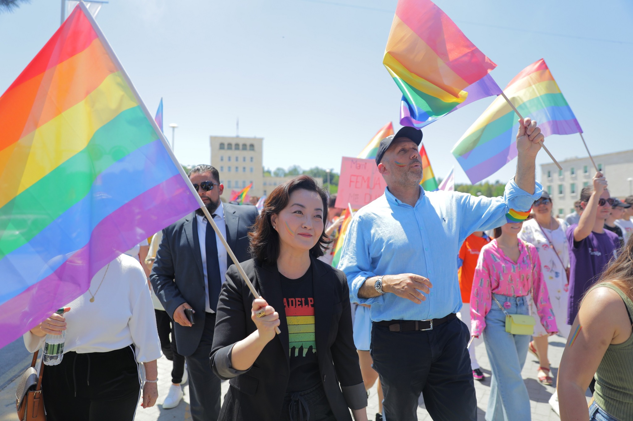 Kim dhe Smith i bashkohen Marshimit të Krenarisë LGBTI+ në bulevardin e Tiranës