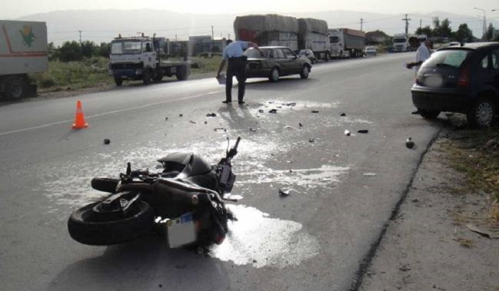 “Benz-i” përplaset me motoçikletën në Gjirokastër, dy të plagosur
