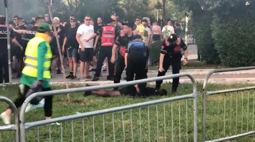 E arrestuan dhe e shtrinë barkas, ultrasit e Feyenoord shpëtojnë shokun nga policët