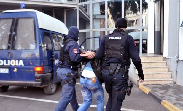 Rrahën shoferin e autobusit në Tiranë, arrestohet 46-vjeçari, nën hetim bashkëpunëtori