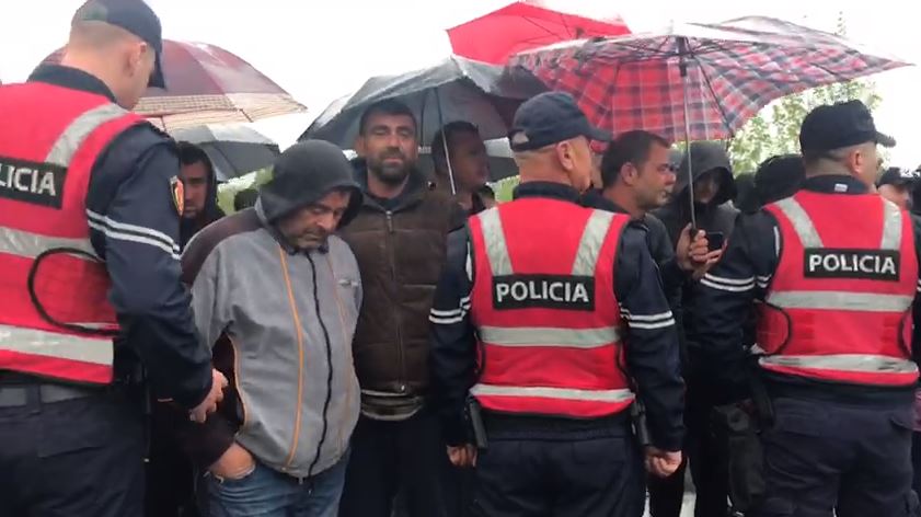 Rruga e Rinasit me një sens drejtimi, banorët në protestë: Do të bllokojmë aeroportin