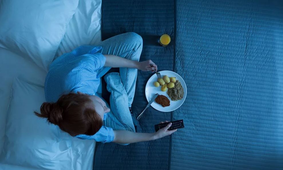 6 ushqime të pasdites që ndikojnë ndjeshëm në cilësinë e gjumit