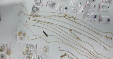 Tentuan të mashtrojnë, e pëson çifti indian në Rinas, shqiptarit i sekuestrohen bizhuteri