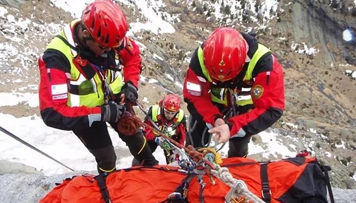 Shembet akullnaja në kufirin mes Italisë e Zvicrës: Dy alpinistë të vdekur e 9 të lënduar