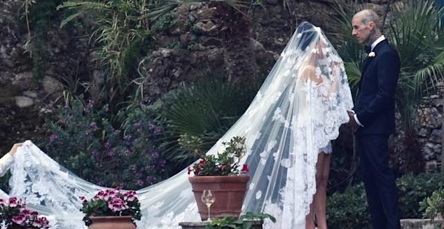Kourtney Kardashian dhe Travis Barker i thonë “po” njëri-tjetrit në Itali, dalin pamjet e para nga dasma luksoze me të ftuar VIP