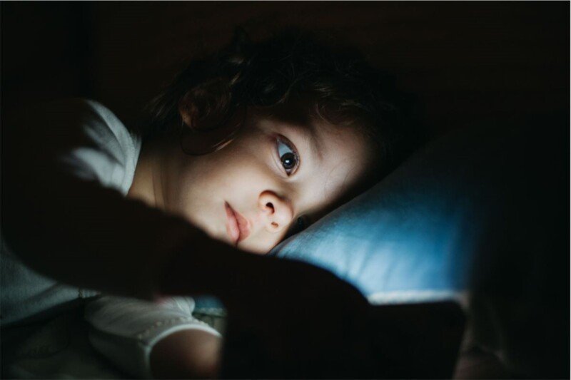 Koha e tepërt para ekranit rrezikon shëndetin, si ta “shkëputni” fëmijën tuaj nga telefoni?
