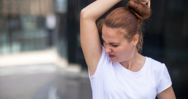 Kujdes çfarë hani, këto ushqime shkaktojnë erë të pakëndshme në trup