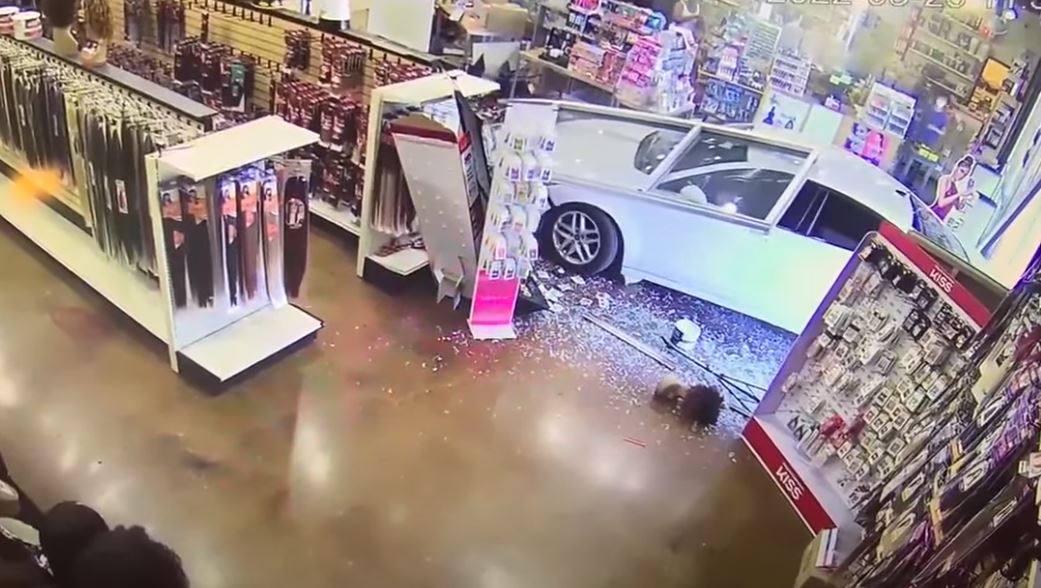 VIDEO/ Shoferi shtyp gazin në vend të frenave, makina përfundon brenda në market