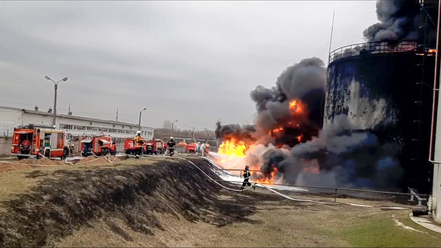 Sulmohet depoja e karburantit në Donetsk, 1 i vdekur