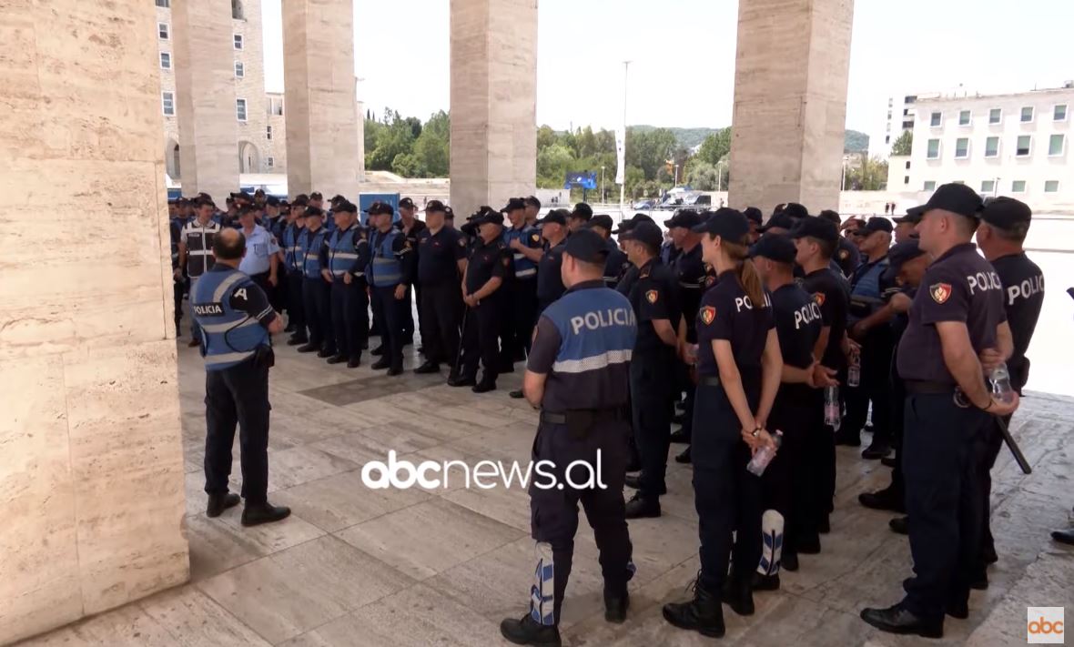Bllokohet Tirana ,policia masa të shtuara për të evituar incidentet