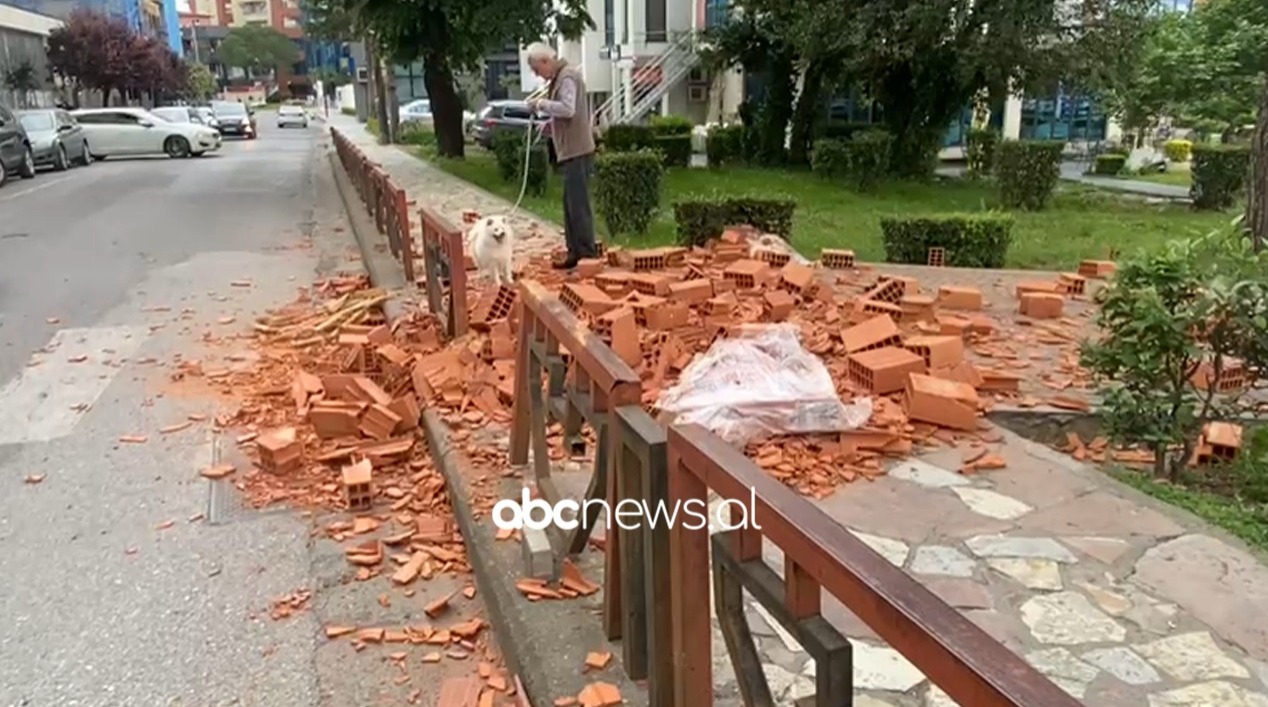 VIDEO/ Trajleri me tulla ju rrezikon jetën qytetarëve, çfarë ndodhi në rrugët e Lezhës