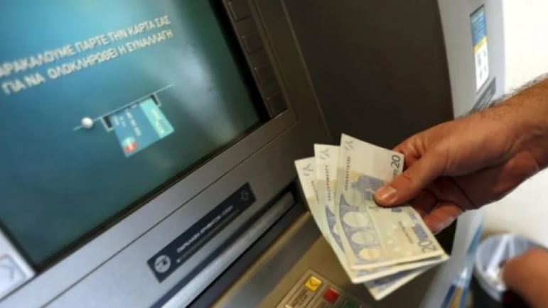 Fëmijët e kishin punësuar për tu kujdesur për babanë, emigrantja i zhvat eurot menjëherë pas vdekjes