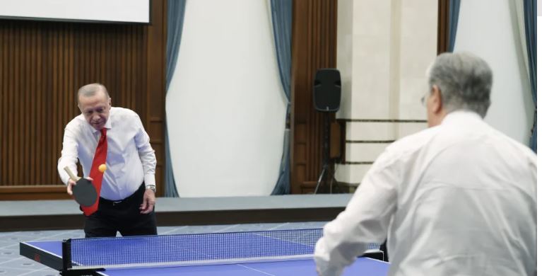 FOTO/ Momente relaksi për Erdoganin, luan ping-pong me presidentin e Kazakistanit