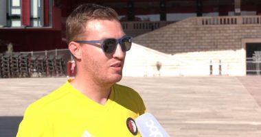 Jorik Najdam, holandezi në Tiranë që po organizon tifozët e Feynoord për finalen e Conference League