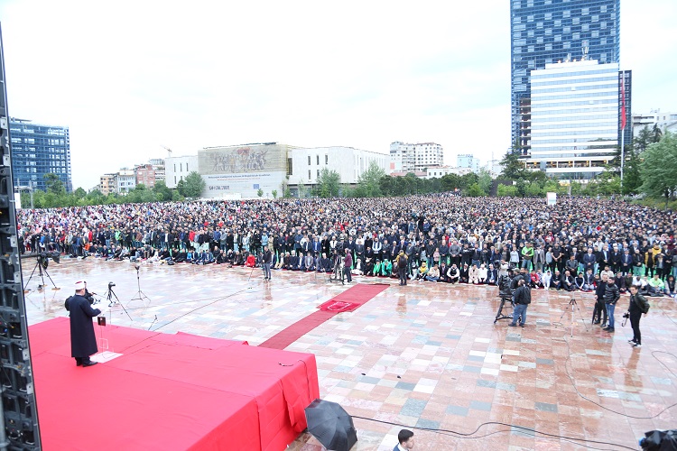 Mijëra besimtarë mbushin sheshet e Shqipërisë, sot myslimanët festojnë Fitër Bajramin