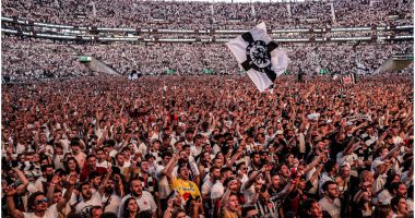 VIDEO/ Tifozët e Franfkurtit dhurojnë spektakël, pamje të mrekullueshme nga “pushtimi” i stadiumit