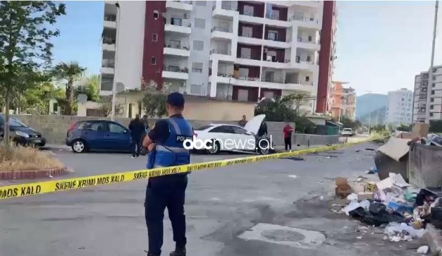 FOTO/ Shpërthim me eksploziv në një automjet në 03.00 të mëngjesit. Kush është pronari i “Audit” në Vlorë?