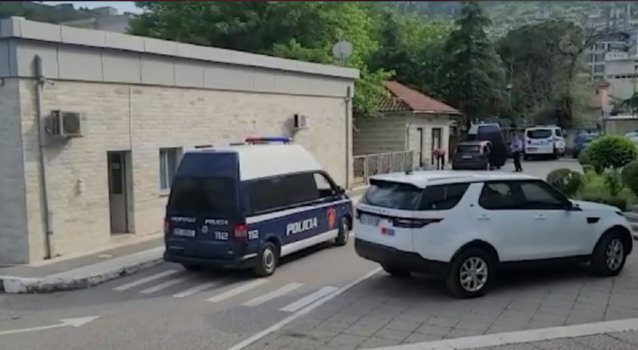 Iu grabitën paratë 11 refugjatëve dhe i lanë në mes të rrugës, arrestohet një nga autorët në Gjirokastër