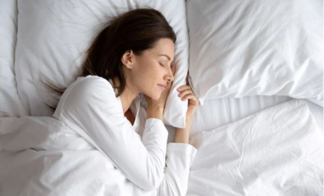 Ekspertët paralajmërojnë: Ky pozicion gjumi mund t’ju plakë para kohe