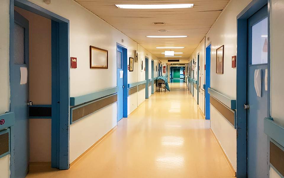 Ndodh në Kretë, 4-vjeçarja konsumon alkool, përfundon në spital