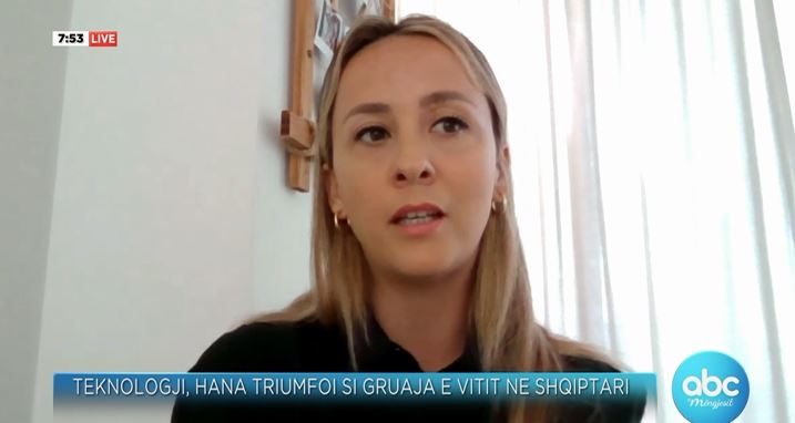 “Jam më e vogla e familjes, u rrita nga 4 prindër”, rrëfehet shqiptarja që u shpall gruaja e vitit në teknologji