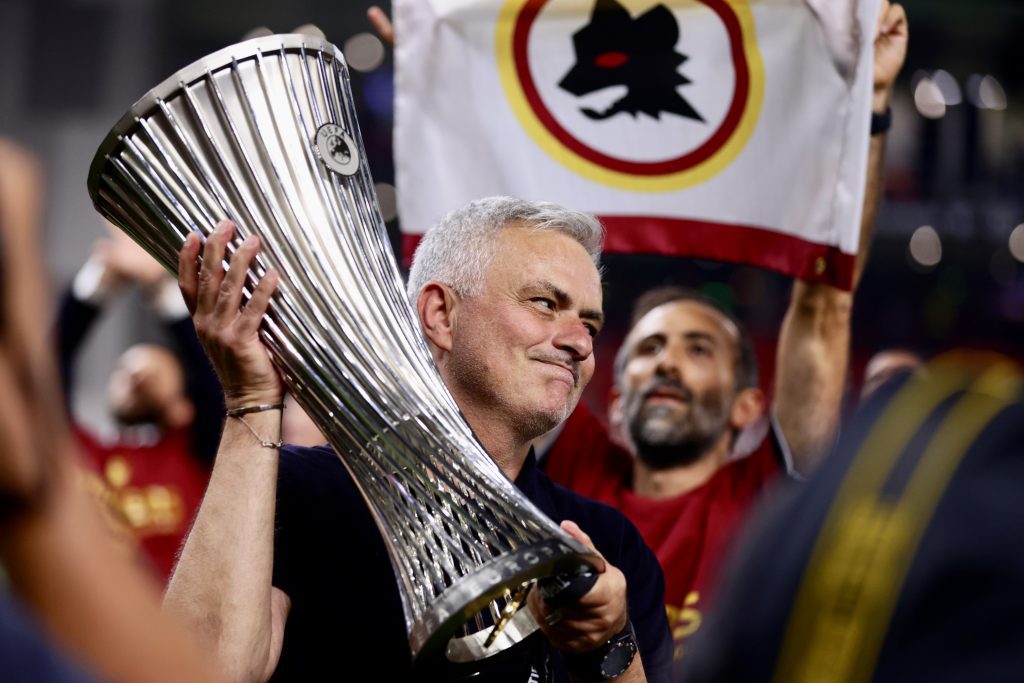 Mourinho për Romën: Nuk janë vetëm 11 persona që luajnë futboll, këtë nuk e kuptojnë Ajnshtajnët e futbollit