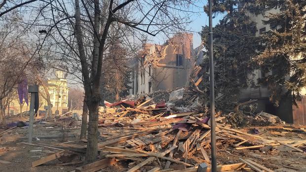 Hetimi i AP: 600 civilë humbën jetën nga bombardimi i teatrit të Mariupol-it