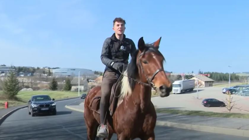 VIDEO/ Çmimi i naftës në qiell, i riu gjen zgjidhjen, shkon në punë me kalë