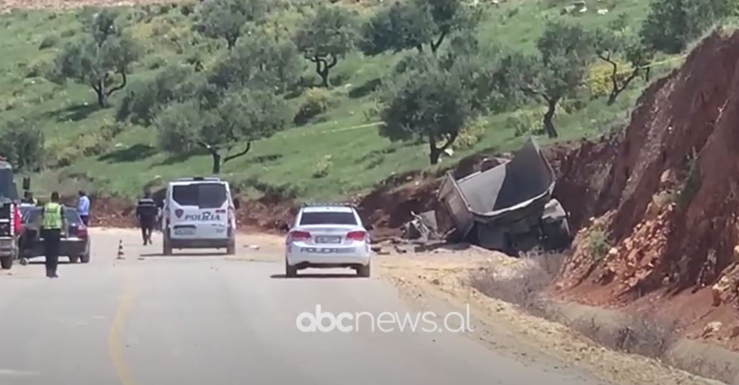 Kamioni u rrëzua, detaje nga aksidenti i rëndë në Vlorë: Shoferi dhe pasagjeri “fluturuan” nga xhamat