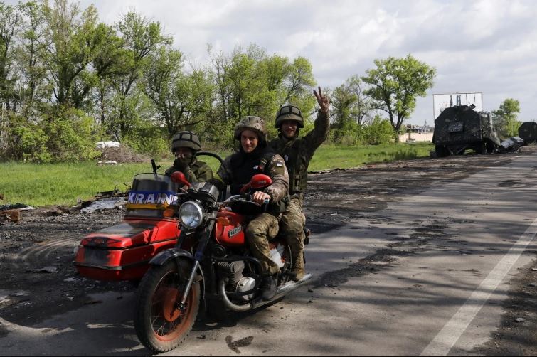 VIDEO/ Ushtarët ukrainas marrin kontrollin e plotë të Kharkivit, u shkojnë rusëve në kufi