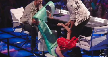 FOTO/Këngëtares së njohur i ndodh e papritura, rrëzohet nga karrigia live