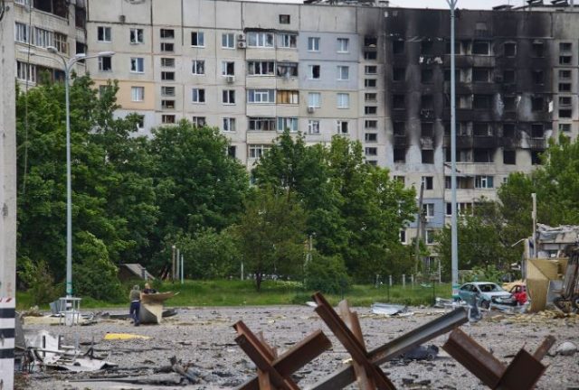 Rusët bombardojnë Kharkivin, foshnja 5-muajshe vdes në duart e babait